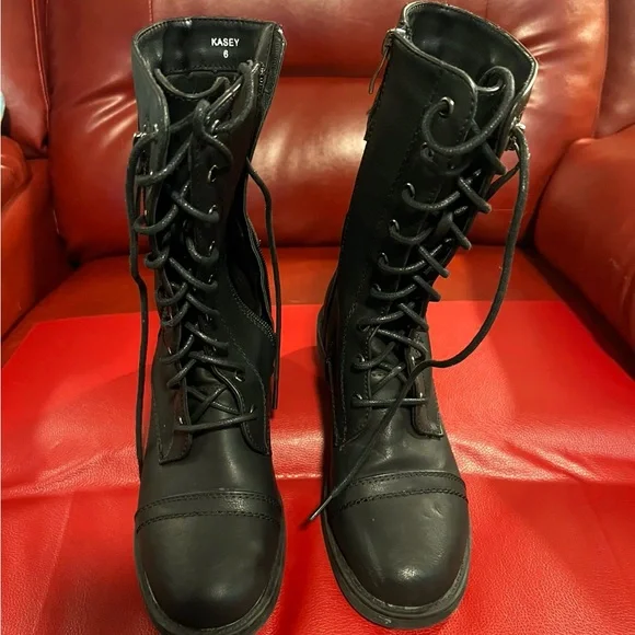 Black Women's Lace-Up Boots - Picture 6 of 7